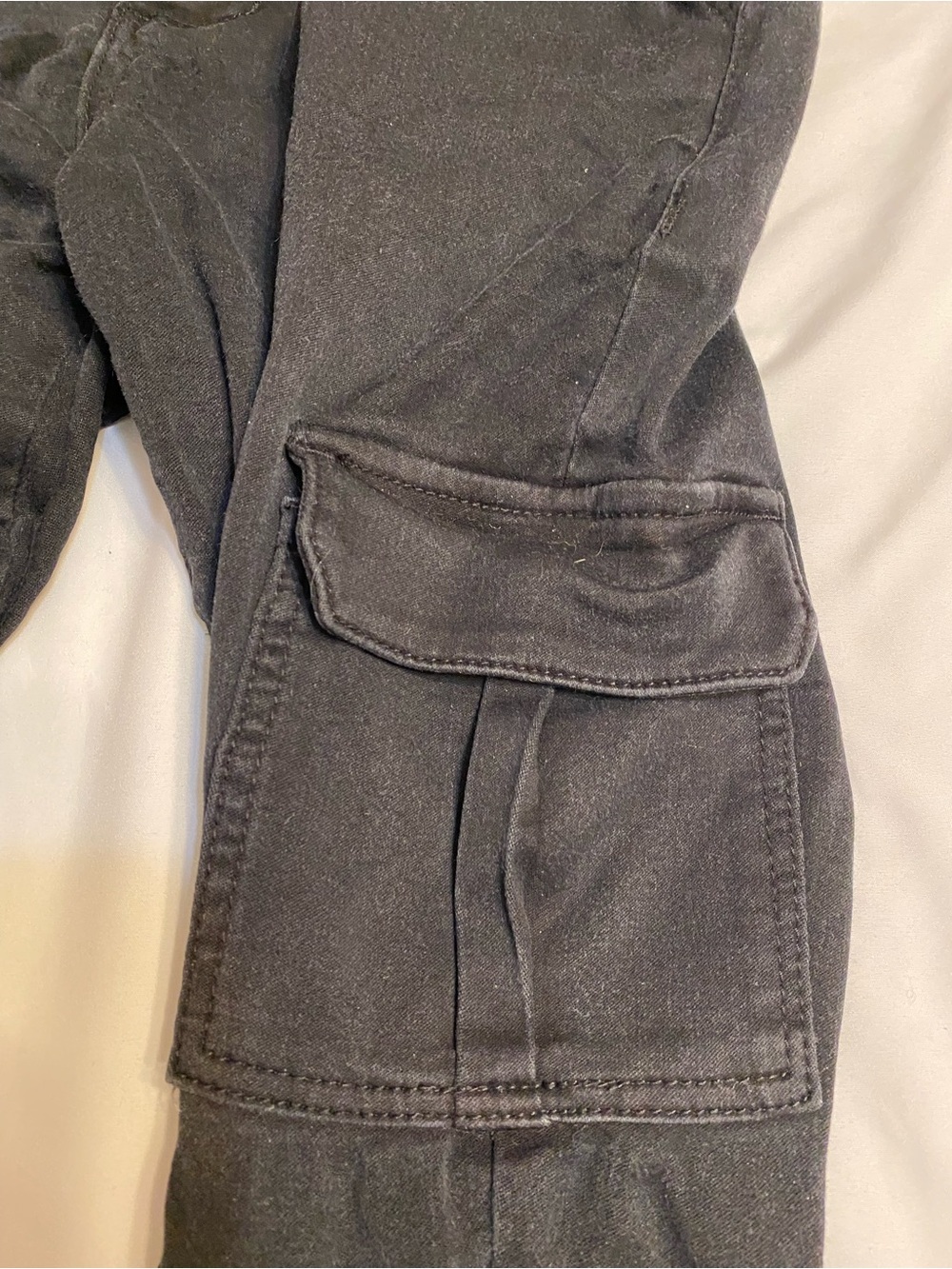 Black Women's High-Rise Slim cargo Jeans with Raw Hem - Picture 4 of 6